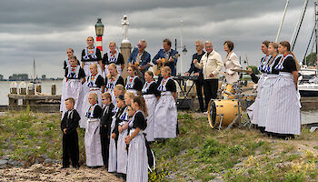 De Zangertjes van Volendam zingen met de BZN het liedje Thanks