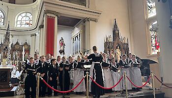 Kerstconcert De Zangertjes van Volendam in de grote Kerk te Oosthuizen